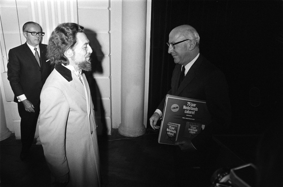 Boek 75 jaar Nederlands Cabaret en twee LPs van Wim Ibo in Concertgebouw, Amster, Bestanddeelnr 923-9283