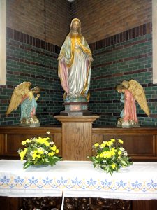 Boekel Rijksmonument 518257 RK kerk beeldengroep Maria met engelen