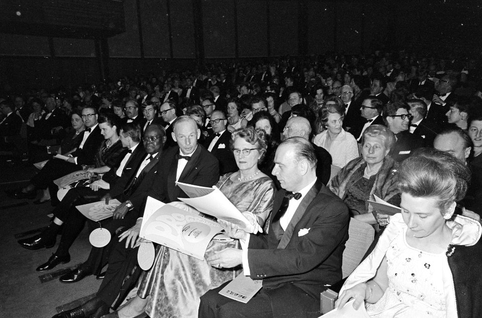 Boekenbal 1967, Minister Klompé opende de avond, hier naast de heer P. Brandt jr, Bestanddeelnr 920-1070