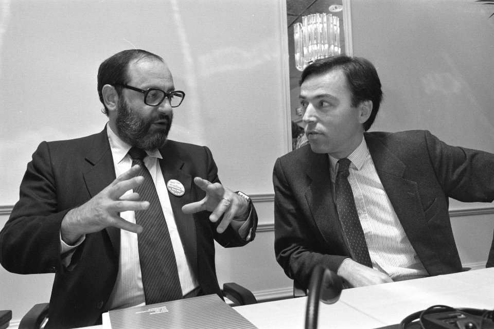 Boekenconferentie in Amsterdam Umberto Eco (links) en minister Brinkman, Bestanddeelnr 934-1145