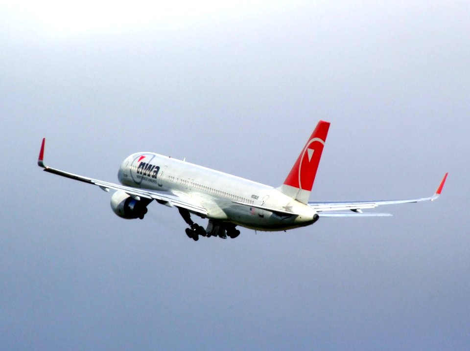 Boeing 757-251(WL) Delta Air Lines N536US take=off from Schiphol