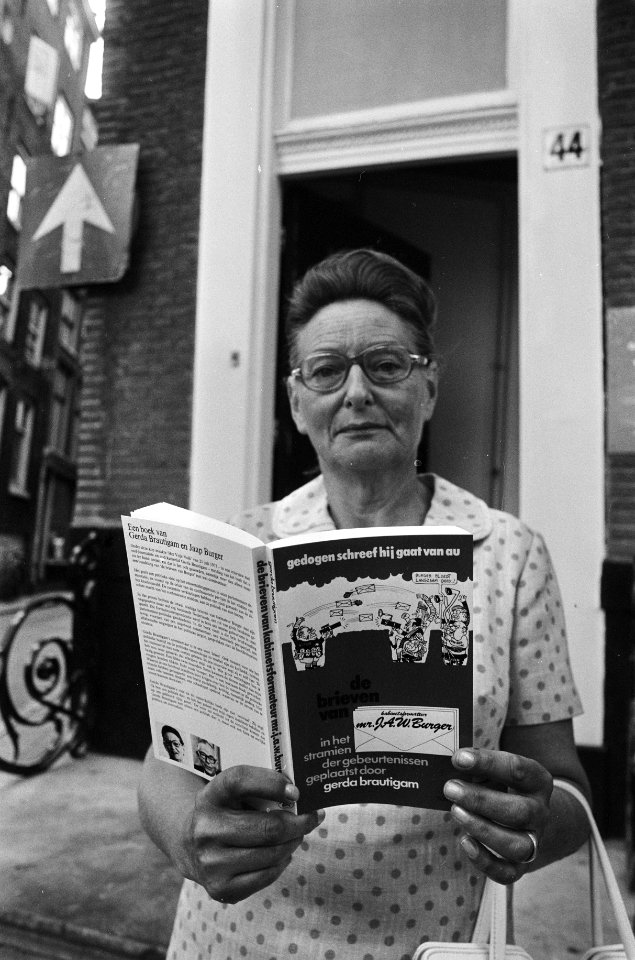 Boek van Gerda Brautigam gepresenteerd door Hans van Mierlo , Gerda Brautigam me, Bestanddeelnr 926-6790