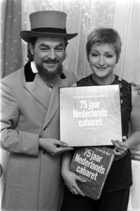 Boek 75 jaar Nederlands Cabaret en twee LPs van Wim Ibo in Concertgebouw, Amster, Bestanddeelnr 923-9279