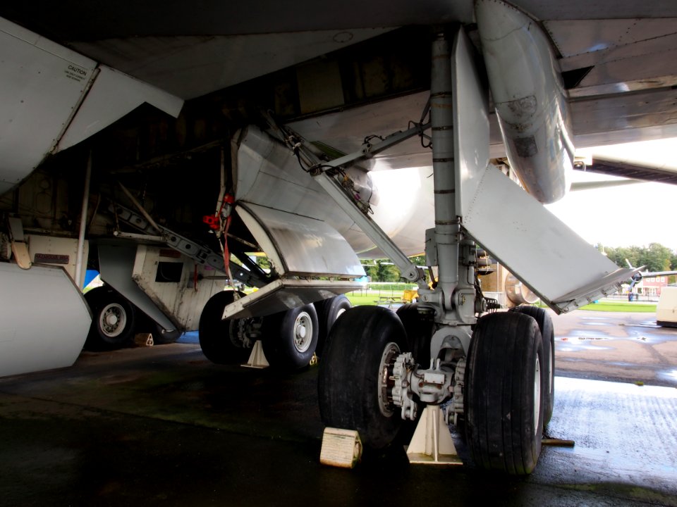 Boeing 747 Main landing gear pic7