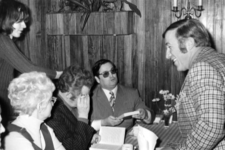 Boek van Paul Rollman over Willy Alberti , Tante Leen en Johnny Jordaan uitgerei, Bestanddeelnr 924-0253