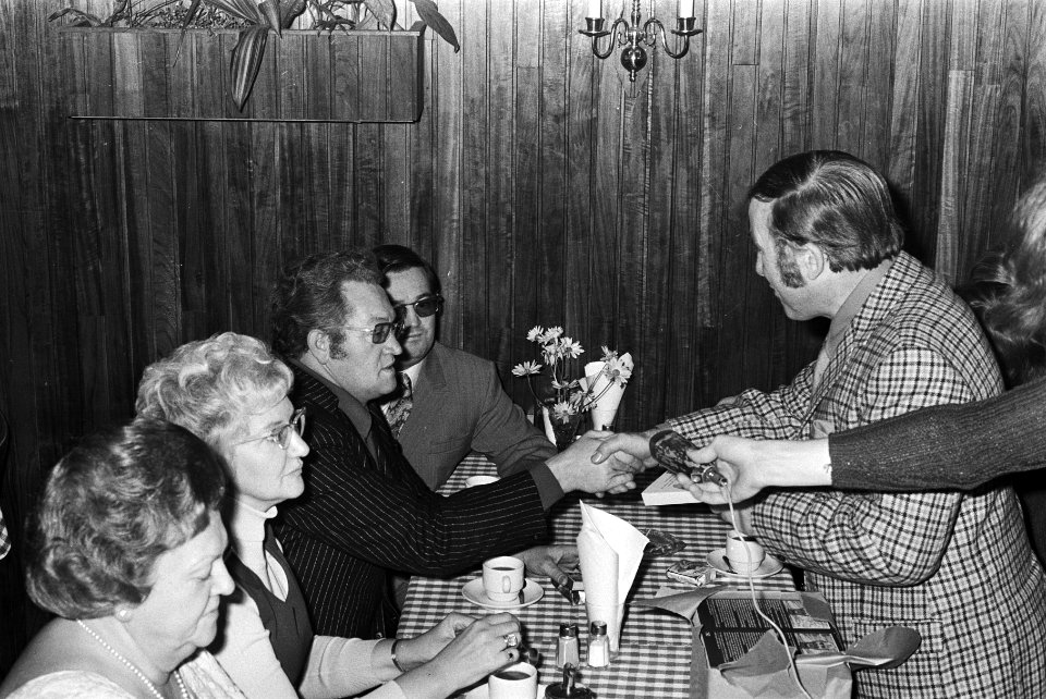 Boek van Paul Rollman over Willy Alberti , Tante Leen en Johnny Jordaan uitgerei, Bestanddeelnr 924-0252