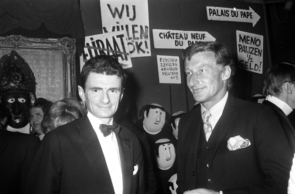 Boekenbal in Stedelijk Museum, Amsterdam links Jerzy Kosinsky en rechts Harry Mu, Bestanddeelnr 922-1512