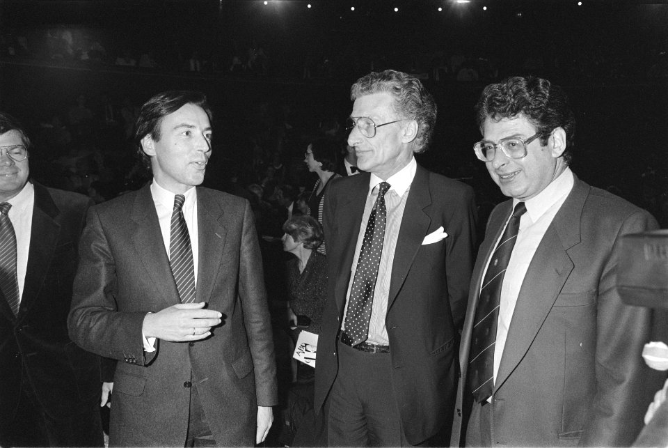 Boekenbal in Carre v.l.n.r. Brinkman, Mulisch, burgemeester Van Thijn, Bestanddeelnr 932-9034