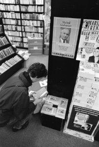 Boek Perestrojka van Sovjetleider Gorbatsjov in boekhandel, Bestanddeelnr 934-1332