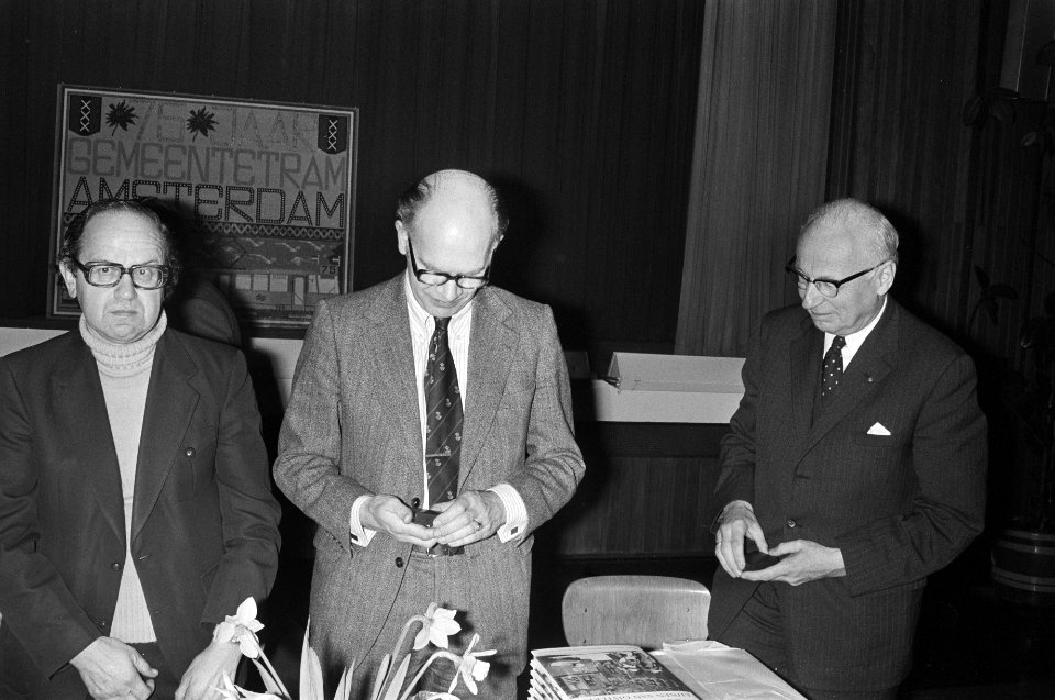 Boek Lijnen van gisteren gepresenteerd i.v.m. 75-jarig bestaan GVB Amsterdam , Bestanddeelnr 927-7523