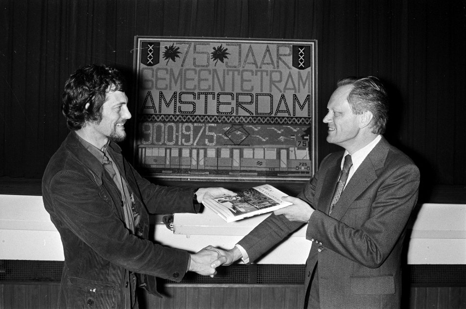 Boek Lijnen van gisteren gepresenteerd i.v.m. 75-jarig bestaan GVB Adam weth, Bestanddeelnr 927-7522