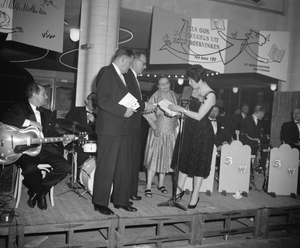 Boekenfeest in Rivierahal Rotterdam, Mies Bouwman met auteurs, Bestanddeelnr 910-1944