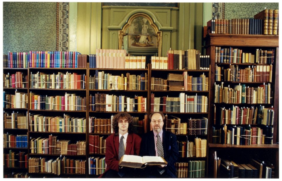 Boekenbeursorganisatoren Jeffrey Bosch (links) en Bubb Kuijper (rechts) gefotografeerd in een van de centrale ruimtes van het Hofje van Staats. NL-HlmNHA 54036112