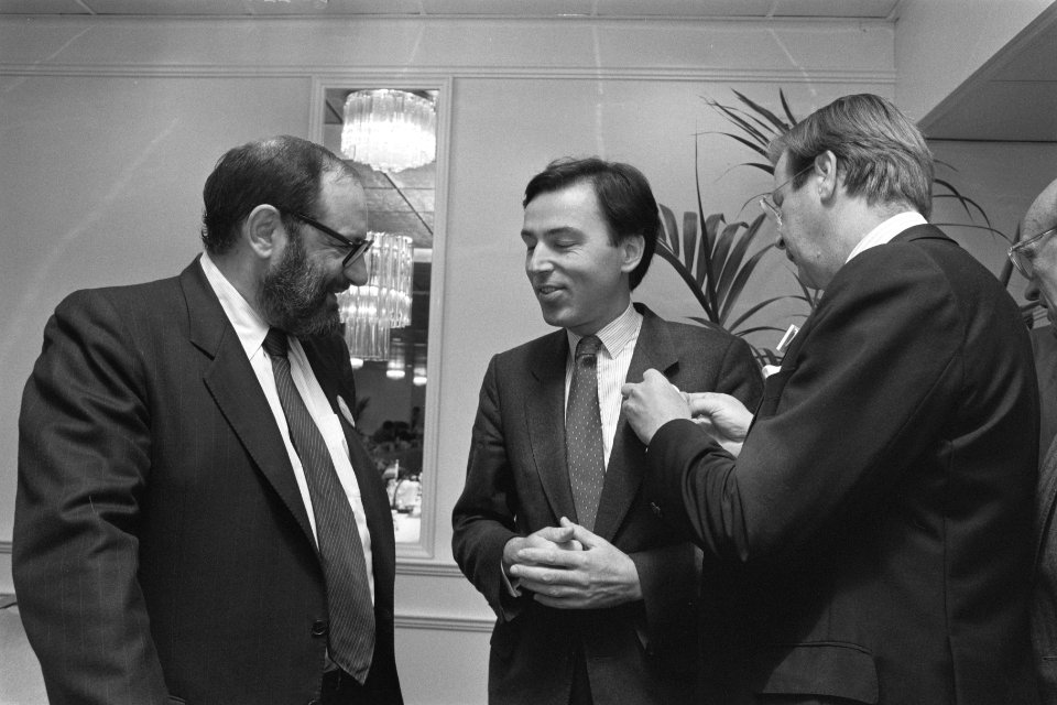 Boekenconferentie in Amsterdam Umberto Eco (links) en minister Brinkman, Bestanddeelnr 934-1146