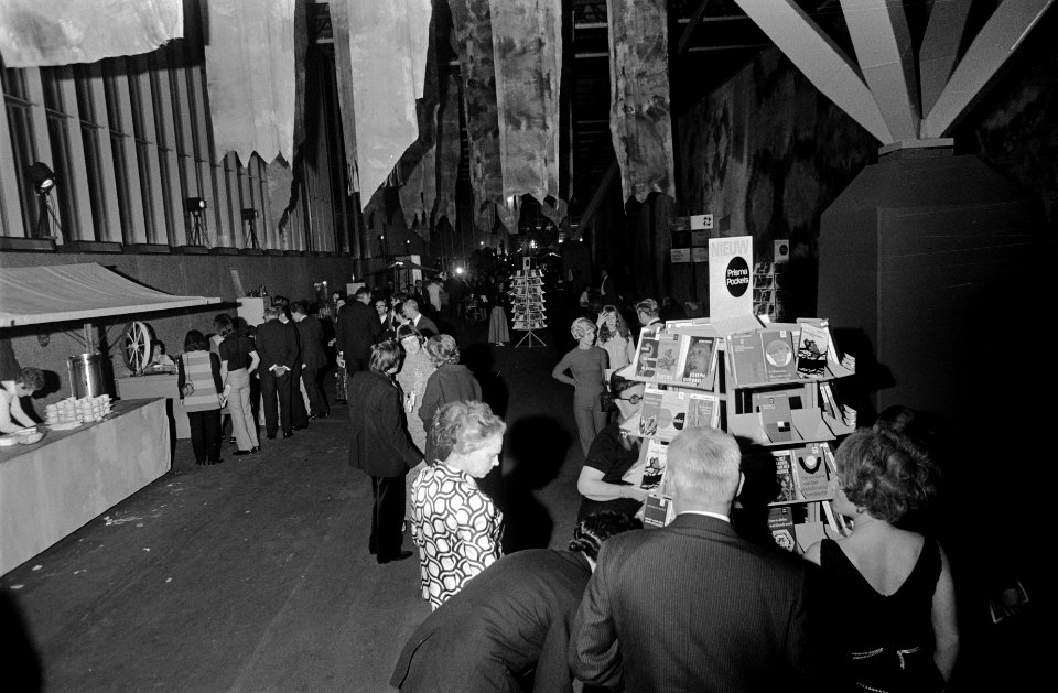 Boekenbal 1970 in RAI Amsterdam. Band en dansers, Bestanddeelnr 923-4029