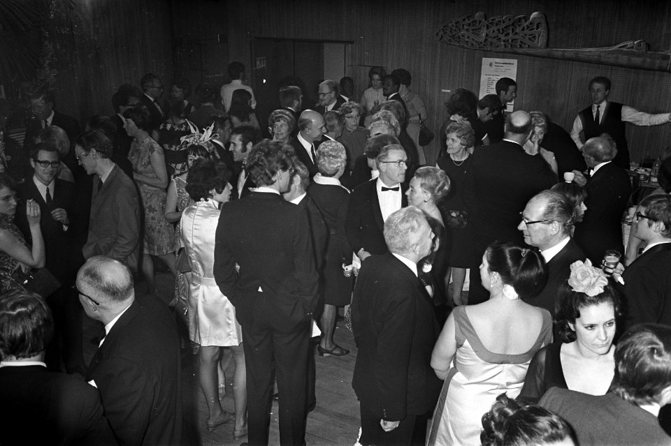 Boekenbal 68 in Stedelijk Museum . Schrijver Ed Hoornik op de dansvloer, Bestanddeelnr 921-2053