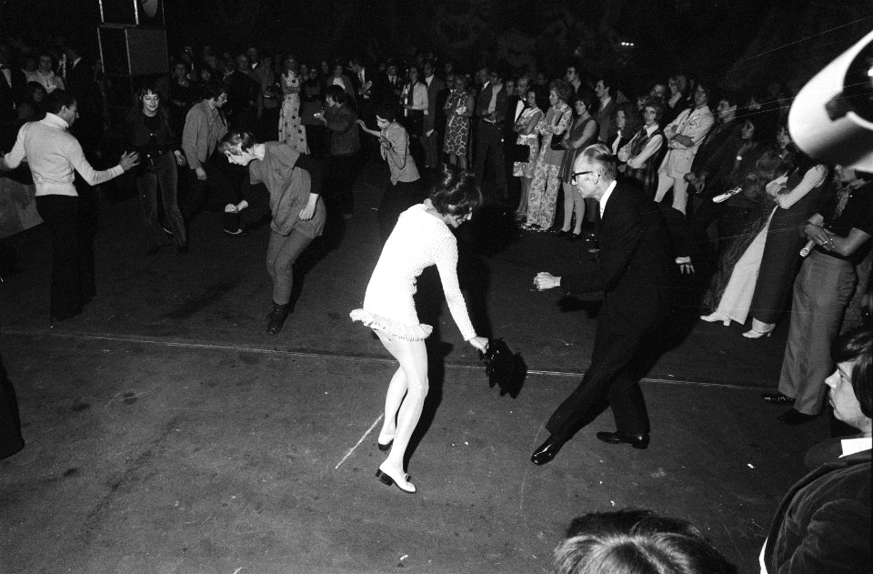 Boekenbal 1970 in RAI Amsterdam. Band en dansers, Bestanddeelnr 923-4028