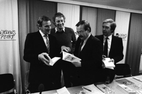 Boek Mient Jan Faber (min x min = plus) gepresenteerd Mient Jan Faber (2e van l, Bestanddeelnr 933-3192