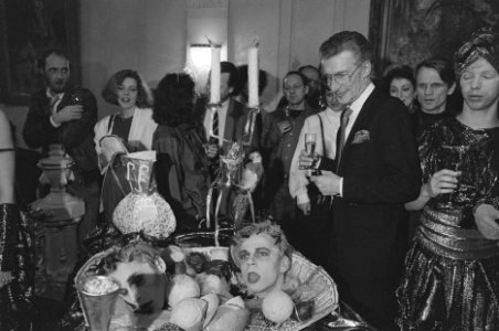 Boekenbal in Amsterdam Harry Mulisch bij boekenbalversiering, Bestanddeelnr 933-9251