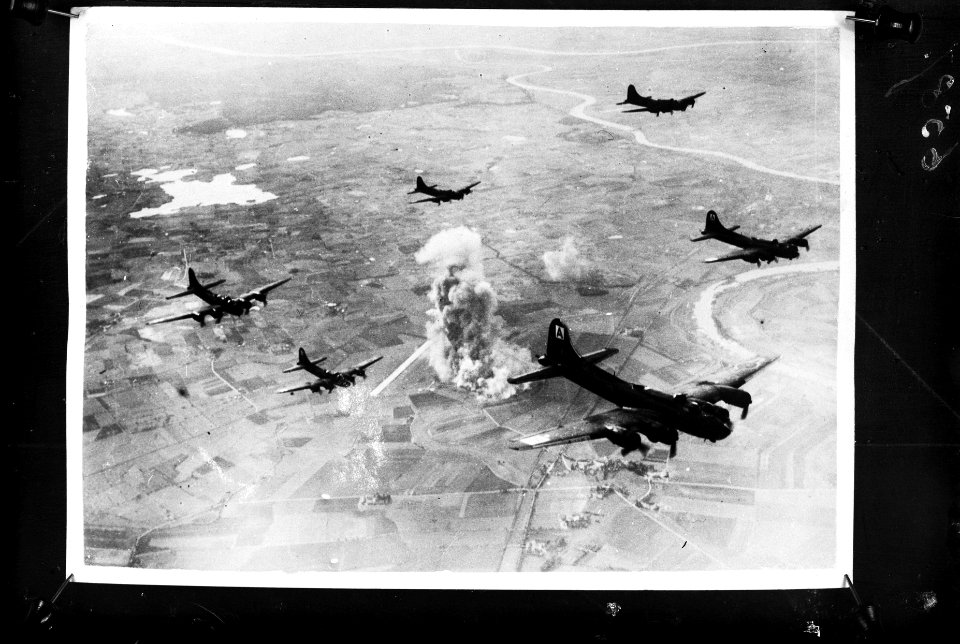 Bomdropping boven Japan, Bestanddeelnr 900-6587