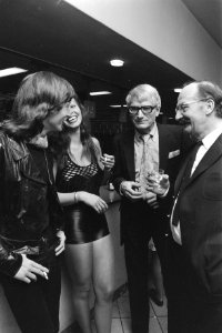 Boekenbal in Krasnapolsky te Amsterdam, vlnr Theo Kars (schrijver), een jong, Bestanddeelnr 925-4045