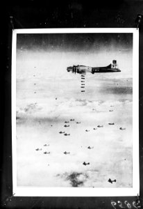 Bomdropping boven Japan, Bestanddeelnr 900-6586