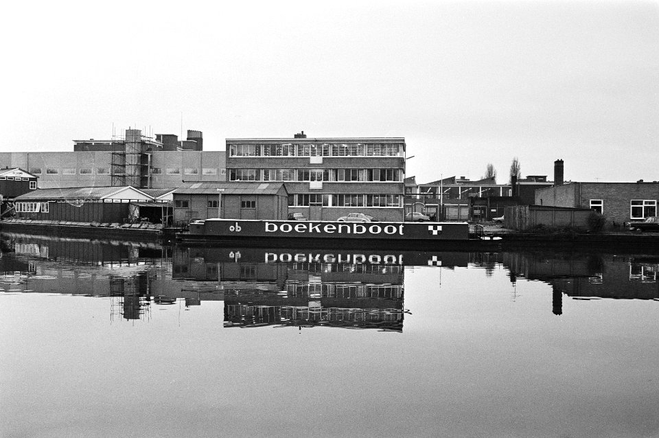 Boekenboot van Openbare Bibliotheek in Amsterdam boot, Bestanddeelnr 924-0843
