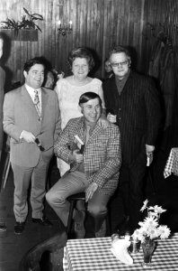 Boek van Paul Rollman over Willy Alberti , Tante Leen en Johnny Jordaan uitgerei, Bestanddeelnr 924-0254