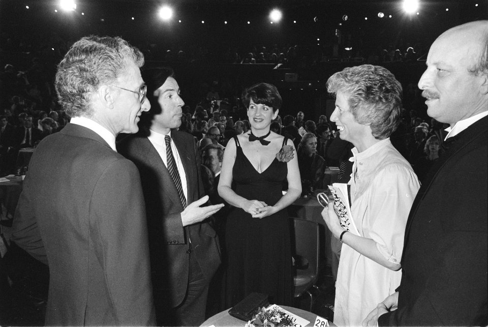 Boekenbal in Carre v.l.n.r. Harry Mulisch , minister Brinkman en echtgenote, me, Bestanddeelnr 932-9030
