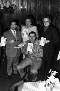 Boek Paul Rollman over Willy Alberti , Tante Leen en Johnny Jordaan uitgereikt, , Bestanddeelnr 924-0251