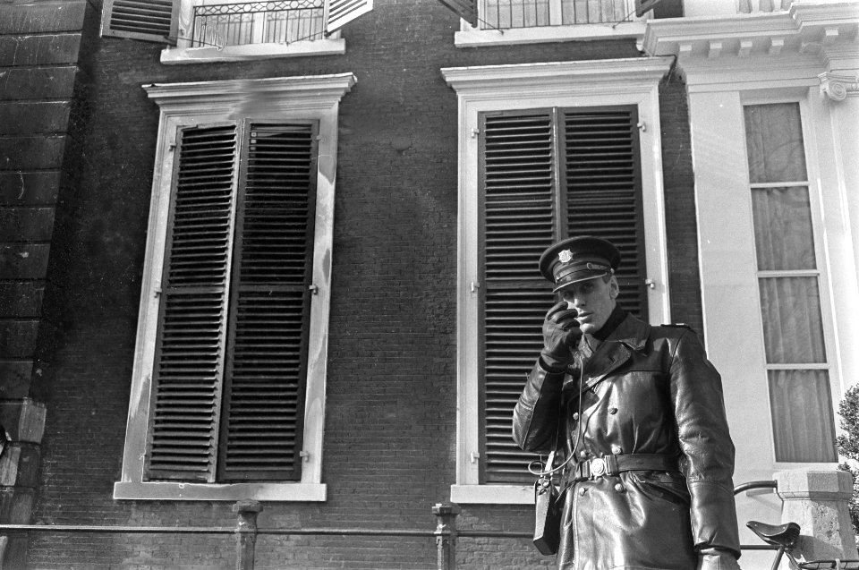 Bomaanslag Spaanse ambassade, agenten houden de wacht bij ambassade te Den Haag, Bestanddeelnr 920-1560
