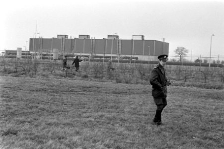 Bomaanslagen bij fabriek van de Nederlandse Gasunie te Ravenstein politie met h, Bestanddeelnr 925-3653