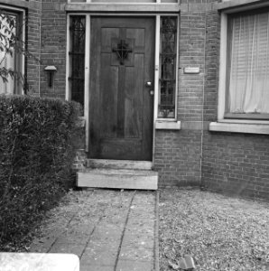 Bomaanslagen op ambassades te Den Haag . Portugese Legatie stenen uit stoep, rui, Bestanddeelnr 921-1306