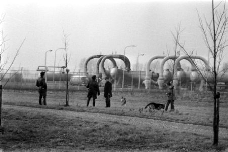 Bomaanslagen bij fabriek van de Nederlandse Gasunie te Ravenstein politie met h, Bestanddeelnr 925-3651