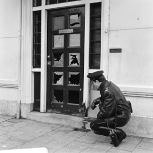 Bomaanslagen op ambassades te Den Haag . Griekse ambassade deurpost en ruiten ve, Bestanddeelnr 921-1301