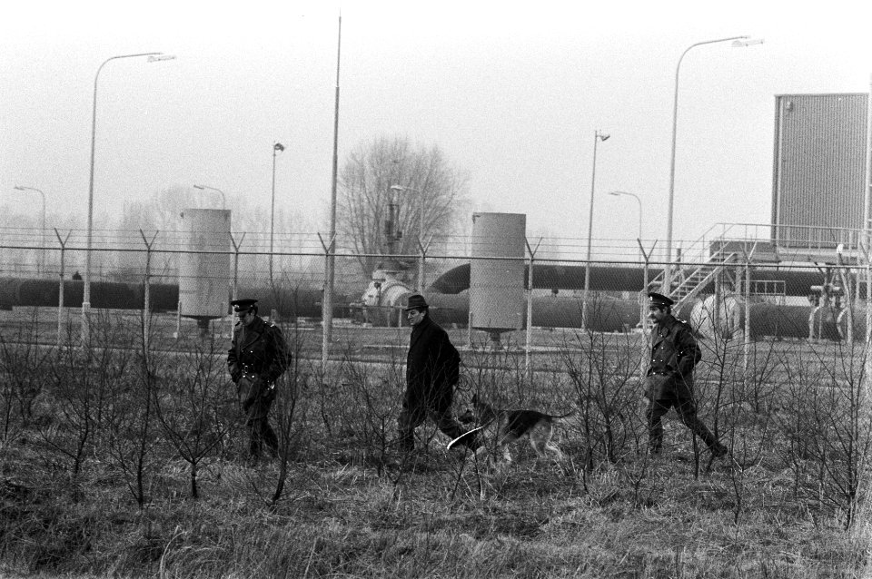 Bomaanslagen bij fabriek van de Nederlandse Gasunie te Ravenstein politie met h, Bestanddeelnr 925-3652