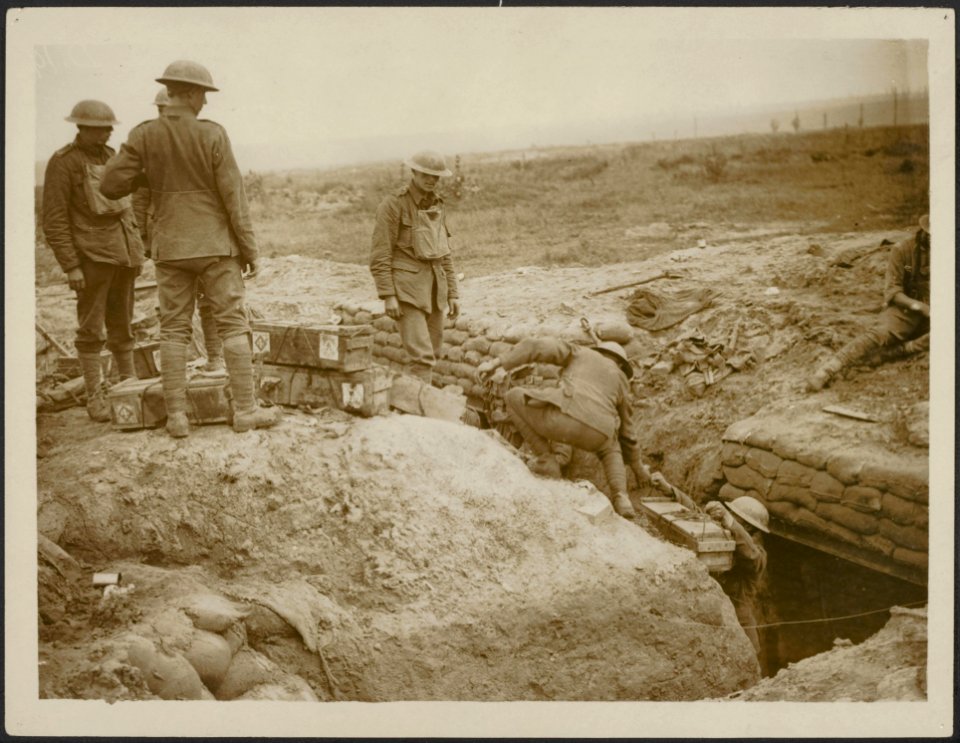 Bombing parties drawing bombs from a bomb store in support trenches., Bestanddeelnr 158-2028