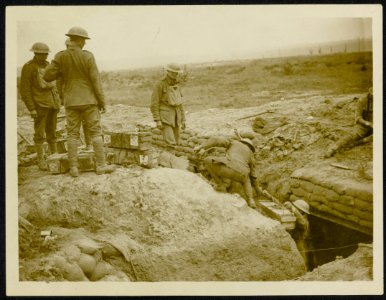 Bombing parties drawing bombs from a bomb store in support trenches, Bestanddeelnr 158-1445