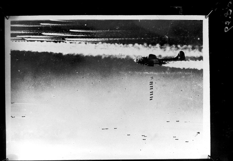 Bomdropping boven Japan, Bestanddeelnr 900-6588