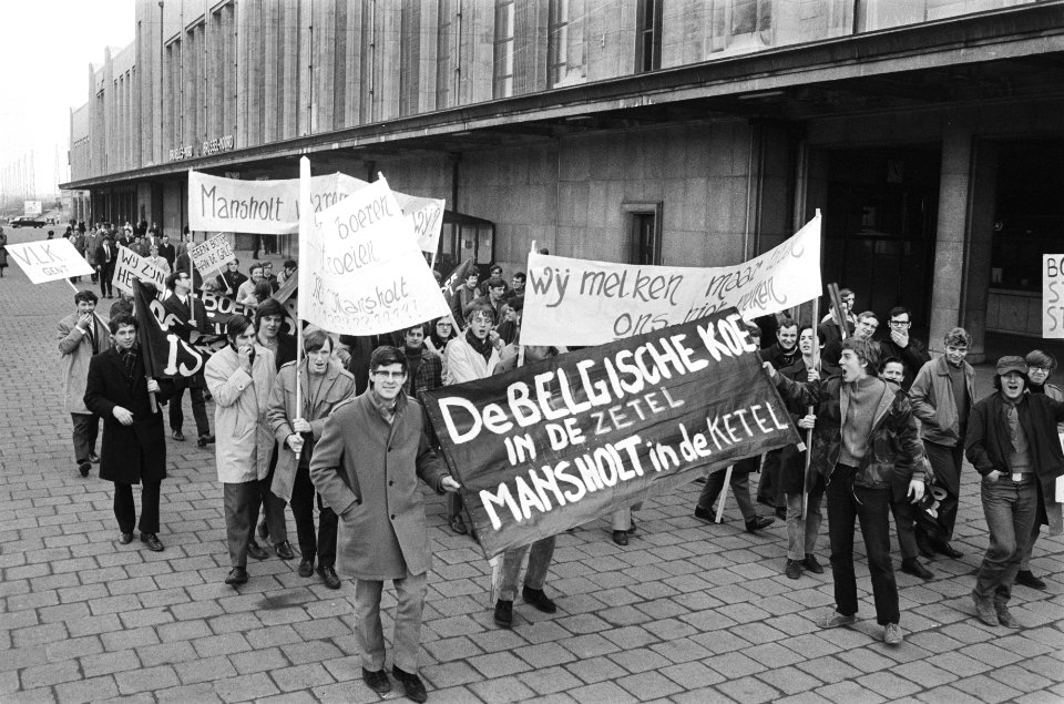 Boeren met spandoeken tijdens de actie, Bestanddeelnr 924-3888