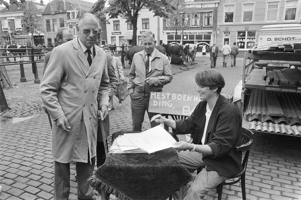 Boeren leveren uit protest mestboekhouding blanco in op Koemarkt in Purmerend, Bestanddeelnr 933-9988