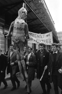 Boeren met spandoeken tijdens de actie, een pop die Mansholt moet voorstellen h…, Bestanddeelnr 924-3884