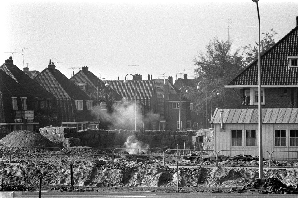 Bom uit Tweede Wereldoorlog gedemonteerd bij Bussum, slagpin wordt verwijderd (o, Bestanddeelnr 925-9441