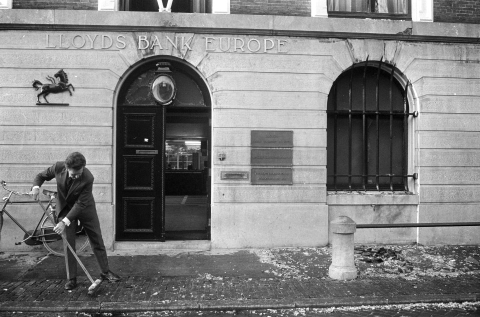 Bom gelegd voor gebouw Lloyds Bank Europe Ltd , Herengracht Amsterdam, gat in de, Bestanddeelnr 925-1176
