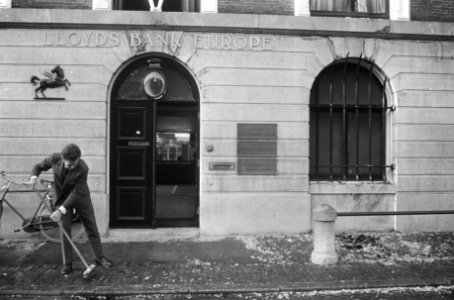 Bom gelegd voor gebouw Lloyds Bank Europe Ltd , Herengracht Amsterdam, gat in de, Bestanddeelnr 925-1176