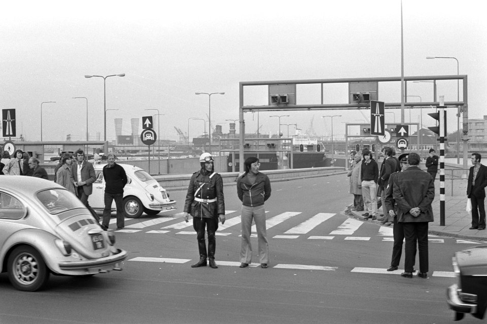 Bomalarm in IJ-tunnel, groepjes kijkers en politie bij af, Bestanddeelnr 925-9876