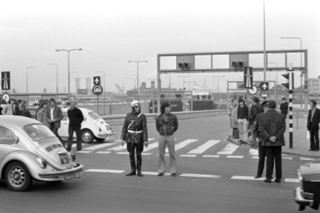 Bomalarm in IJ-tunnel, groepjes kijkers en politie bij af, Bestanddeelnr 925-9876