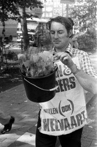 Boeren delen hun produkten uit in Amsterdam tuinder deetl bloemen uit bij Centr, Bestanddeelnr 927-4527