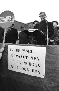 Boeren demonstreren tegen landbouwprijzen EEG in Winschoten spreker met borden, Bestanddeelnr 925-4150