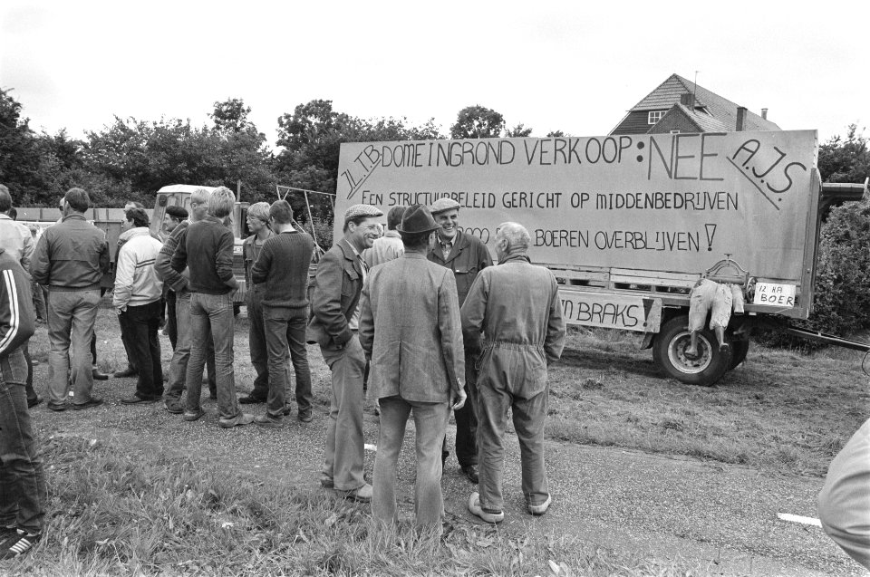 Boeren in de Wieringermeer demonstreren tegen openbare verkoop van staatsboerder, Bestanddeelnr 933-0401